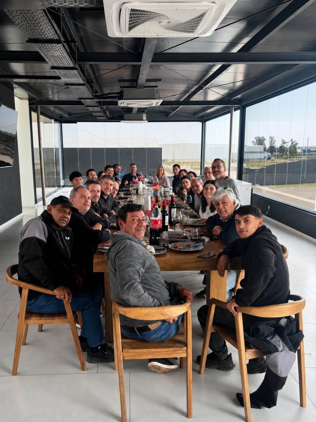 Equipo de Vial-Tec compartiendo un almuerzo