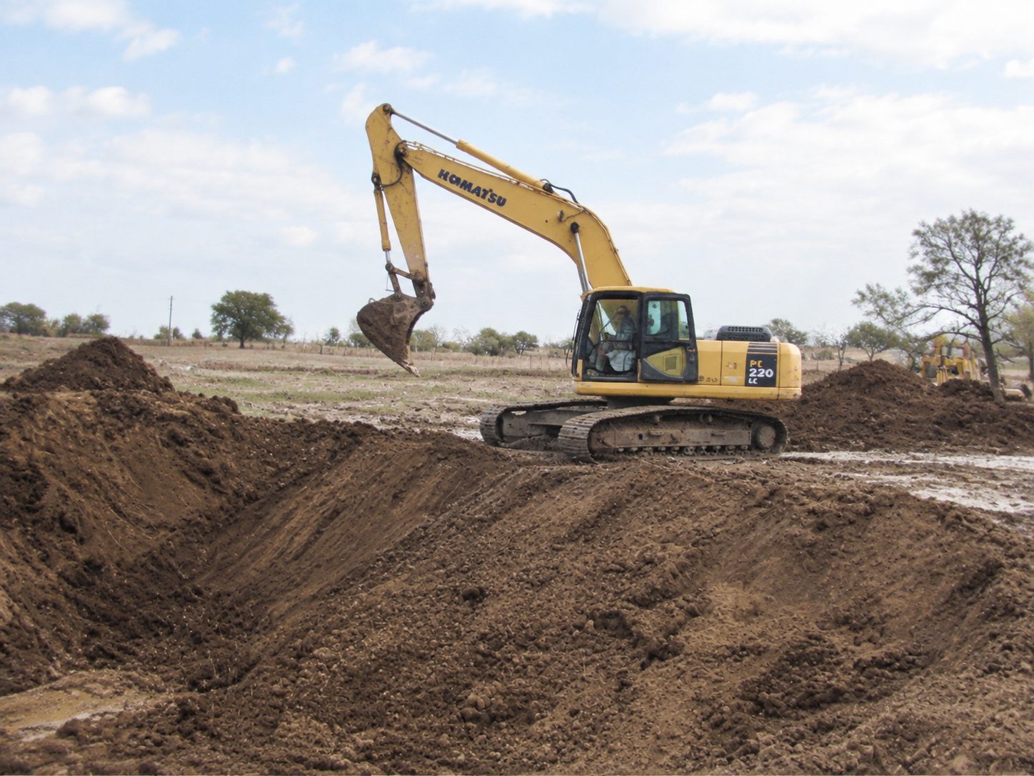 Excavadora en obra de movimiento de suelos