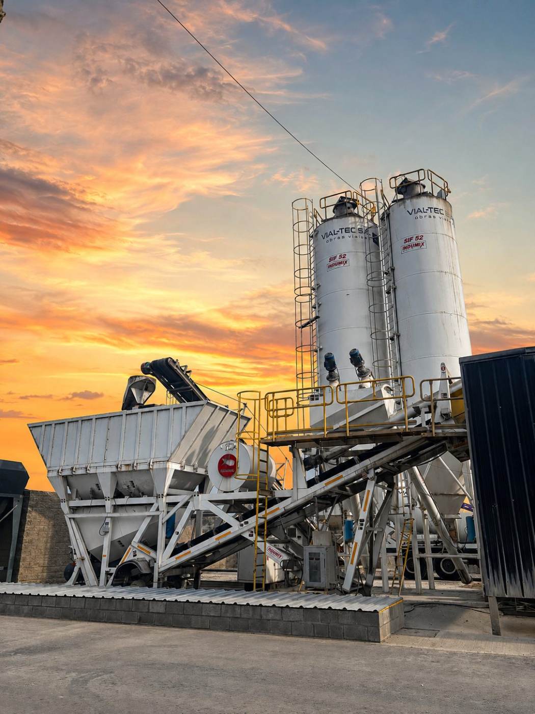 Silos de la planta de hormigón en Ruta 6